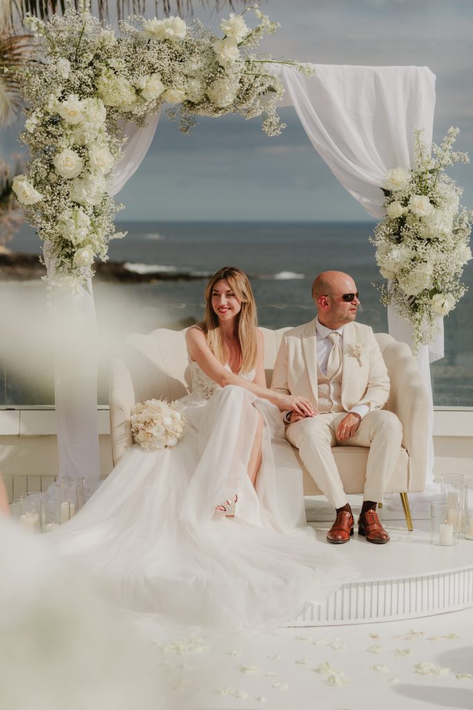 Ceremonia de boda con arco de flores blancas y verdes